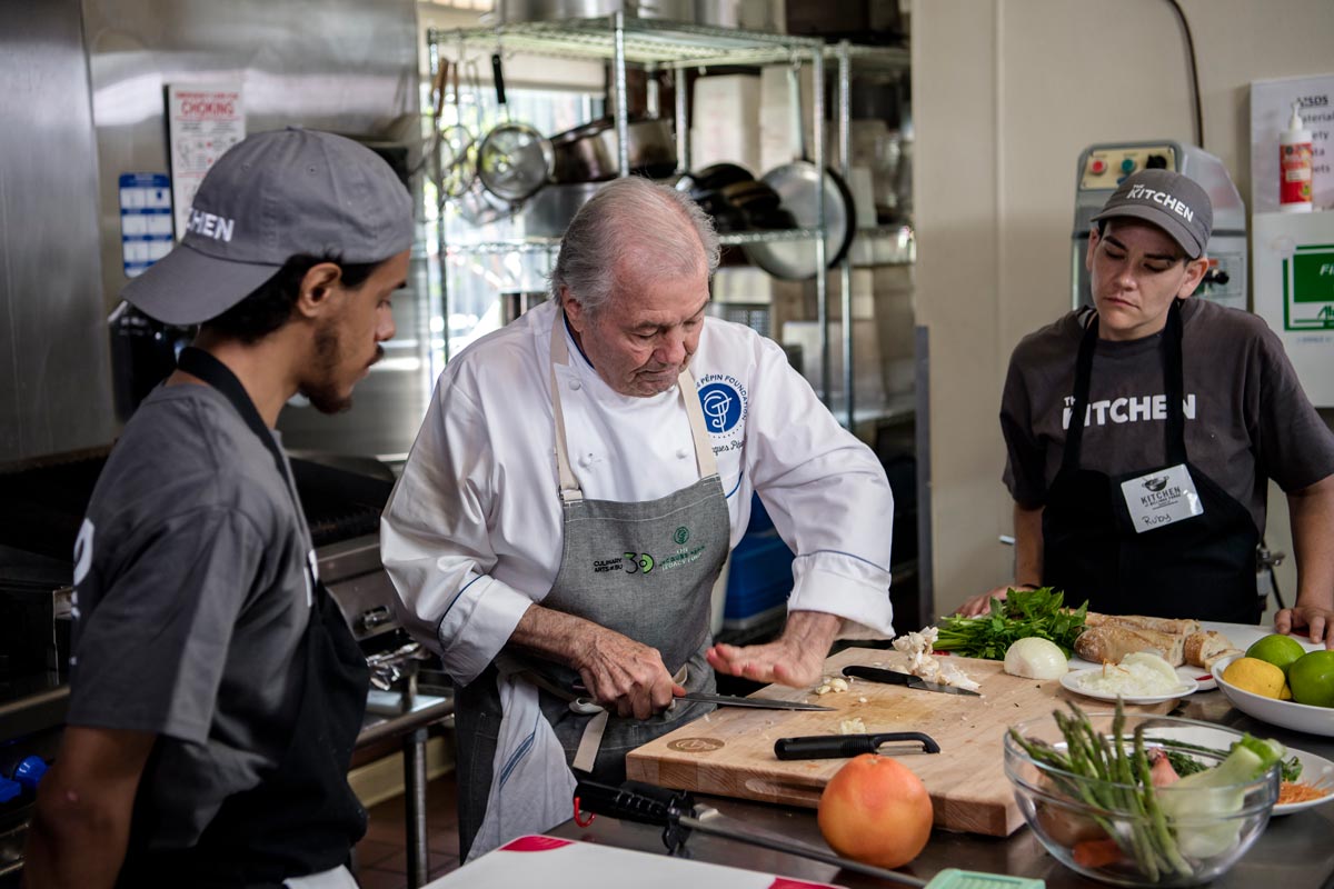Jacques Pépin working with culinary students